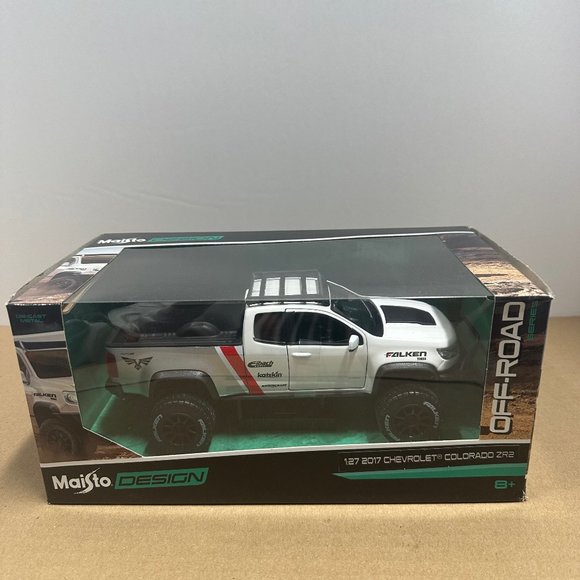 Mô hình Chevrolet Colorado ZR2 2017 màu trắng 1:27 Maisto